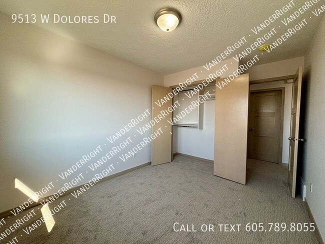 Building Photo - 9513 W Dolores Dr