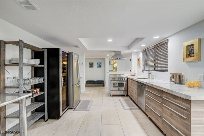 Building Photo - 945 Vegas Valley Dr