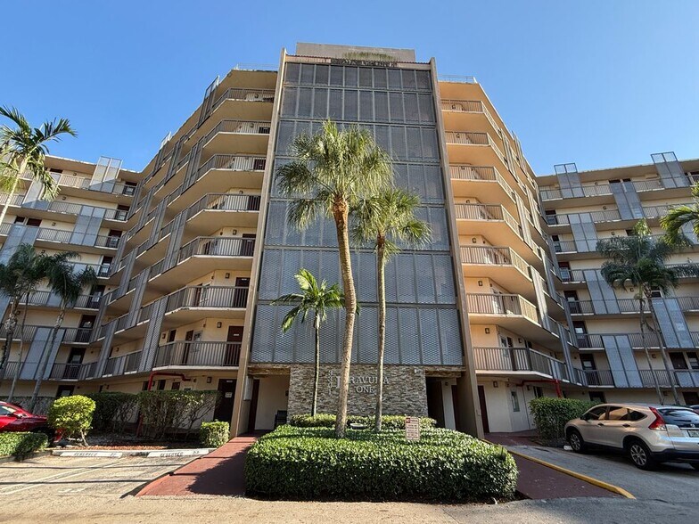 Primary Photo - 3301 N Country Club Dr