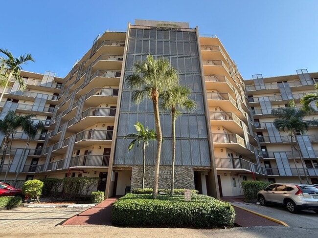 Primary Photo - 3301 N Country Club Dr