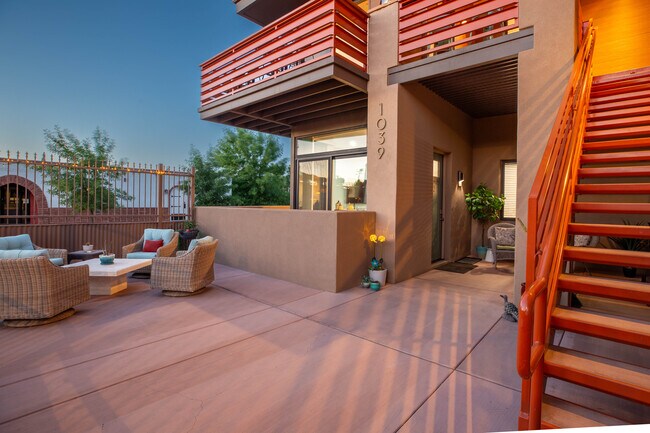 Front Courtyard - 1039 N Main St