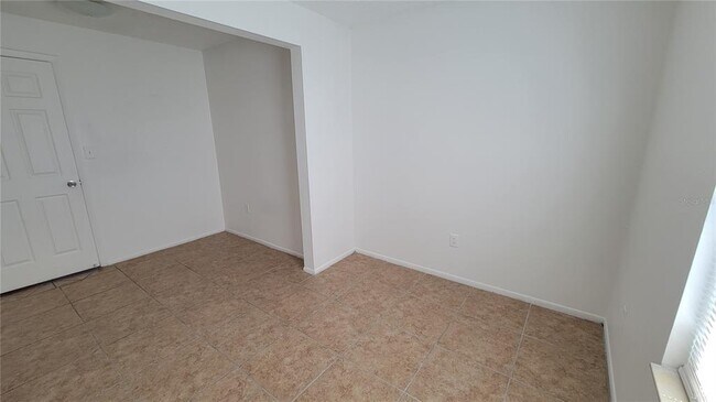 Building Photo - 826 Sky Lake Cir