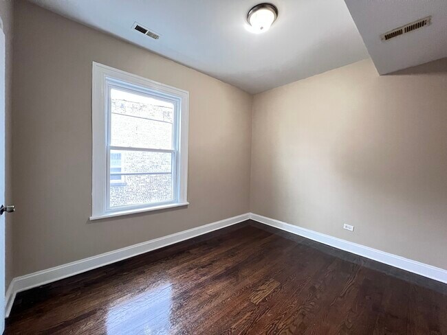 Building Photo - 821 N Waller Ave