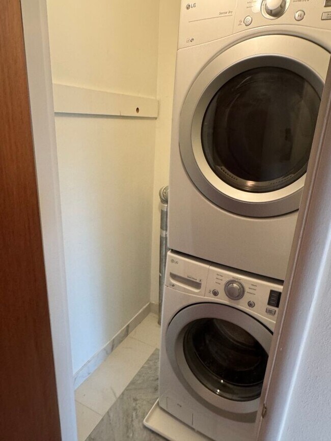 Building Photo - 2bd/1ba Seattle Apartment