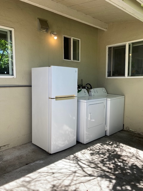 Refrigerator, wash & dryer in this unit - 3123 Alma St