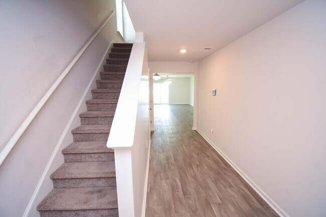 Building Photo - 6619 Colonial Dr