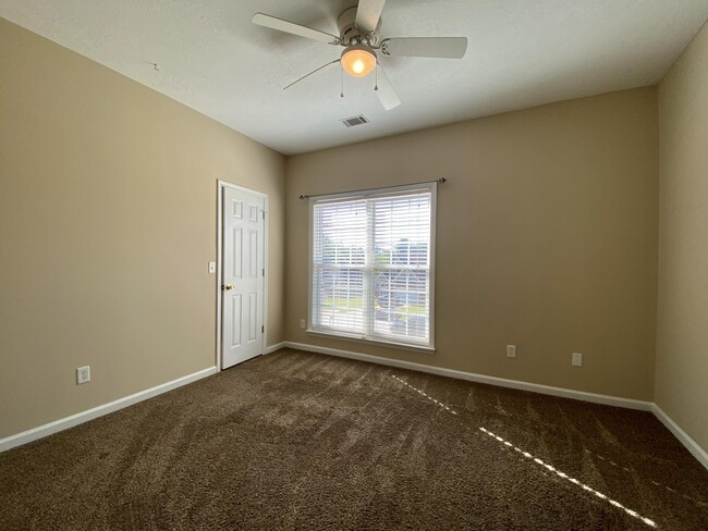 Building Photo - 4858 Somerset Dr