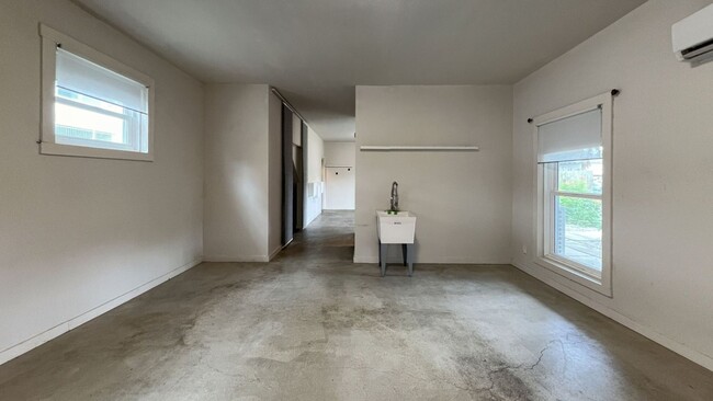 Building Photo - 6 month lease available. 2 bedroom in Sout...