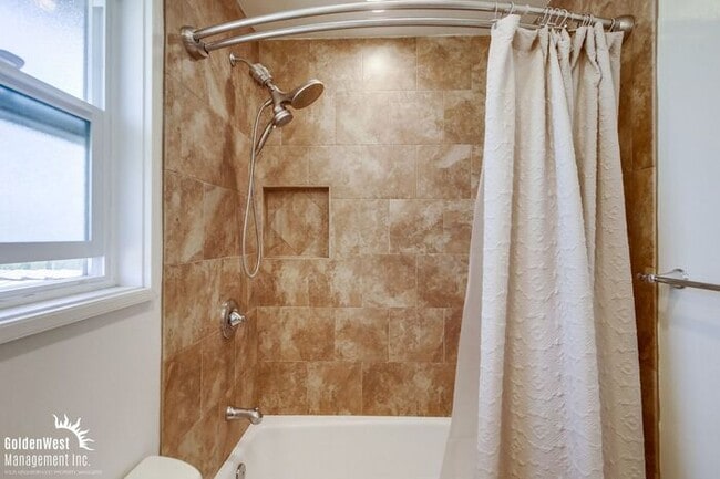 Building Photo - Cozy 2Bdm 1.5Ba Townhome with Modern Upgra...