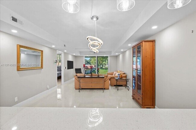 Building Photo - 811 S Hollybrook Dr