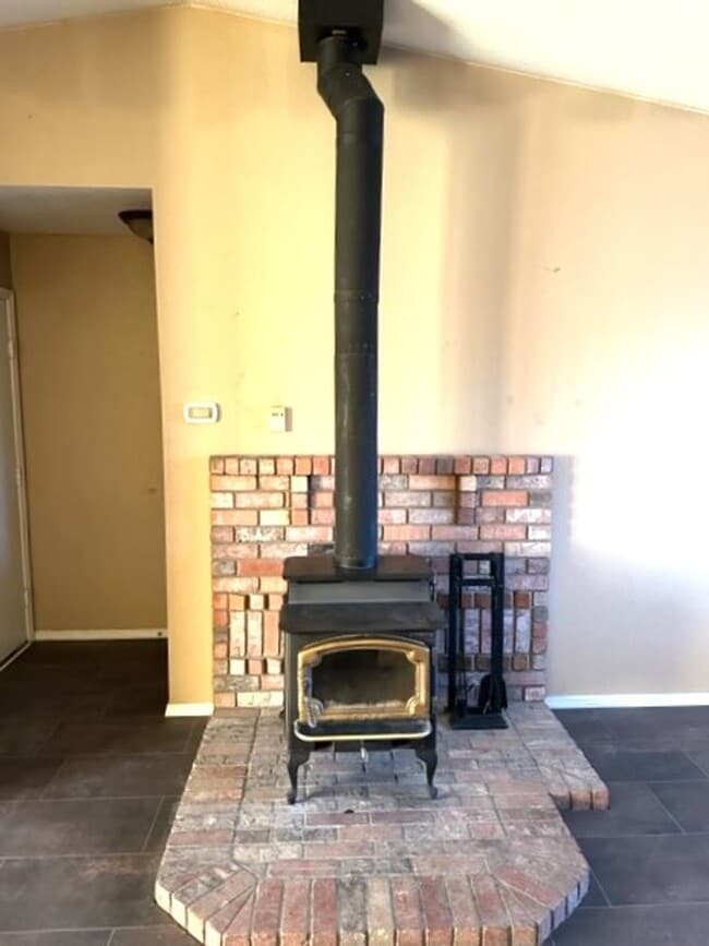 Building Photo - 3 bedroom 2 bath home in Spring Creek with...