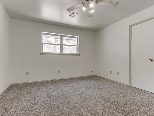 Building Photo - 616 Whispering Oak Rd