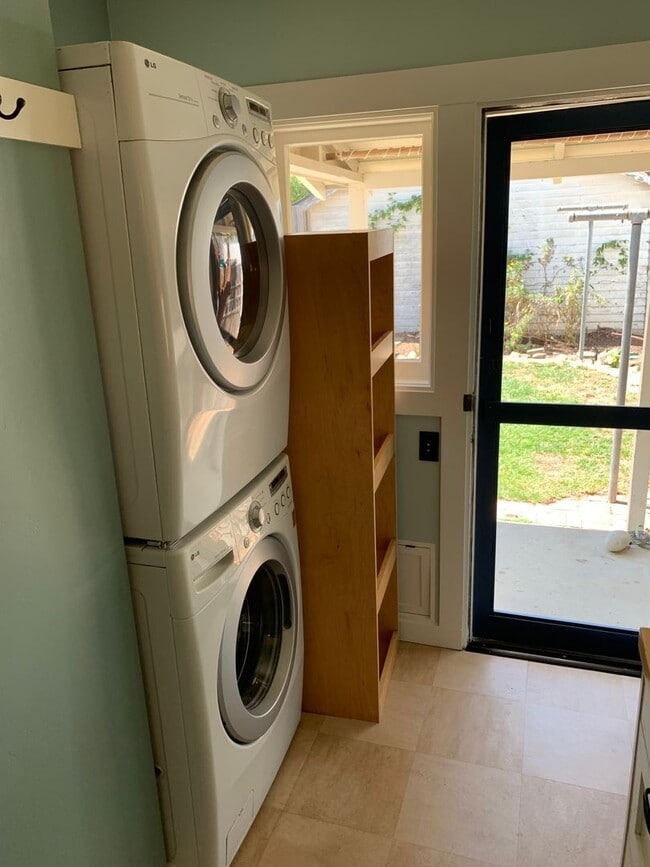 Building Photo - Terrific and Spacious Two Bedroom Westside...