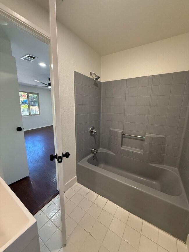 Building Photo - Ventura Hillside Beauty with 3 bedrooms, a...
