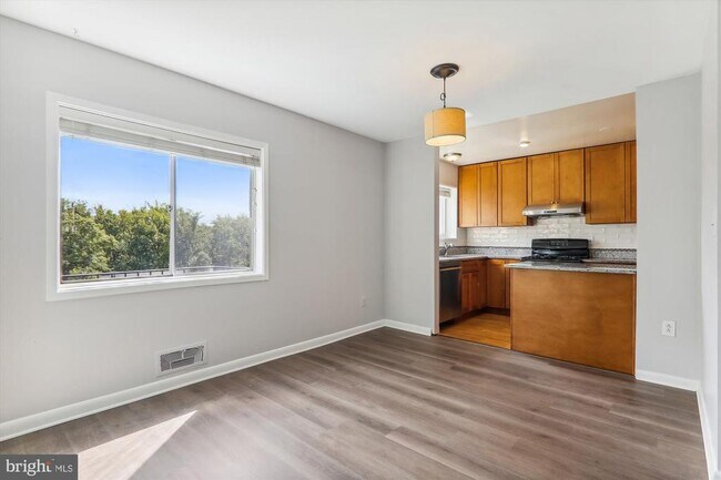 Building Photo - 10631 Montrose Ave