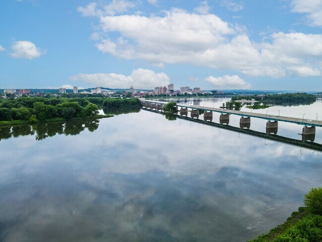 Building Photo - 608 N Front St