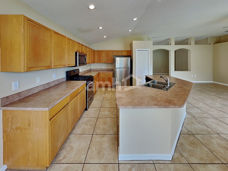 Building Photo - 15505 Martinmeadow Dr