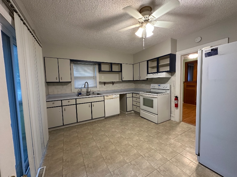 Building Photo - 252 S Oak St