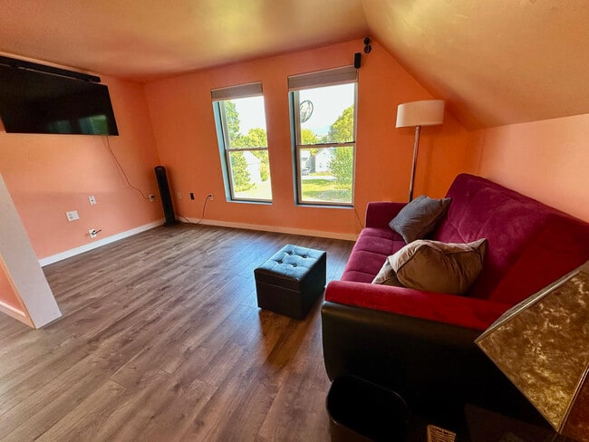 Building Photo - 107 Franklin St