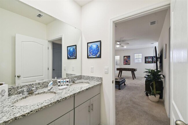 Building Photo - 7704 Oakmoss Loop