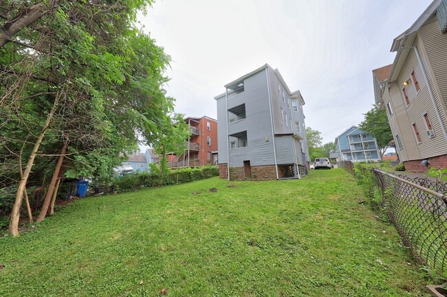 Building Photo - 294 Bellevue St