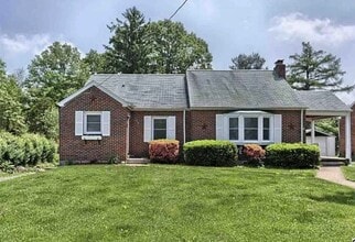 Building Photo - 3 Bedroom Home