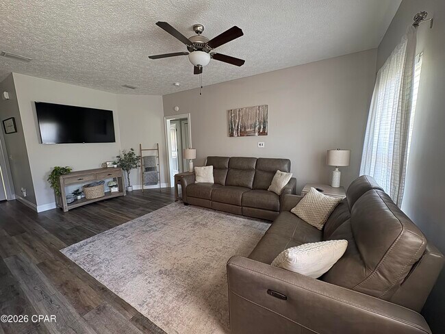 Building Photo - 801 W 17th St