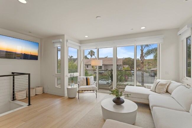 Building Photo - Contemporary luxury in a prime beachside l...