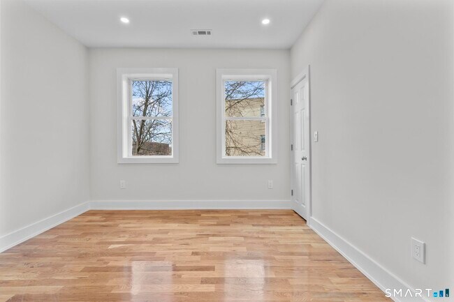 Building Photo - 54 Plaza Ave