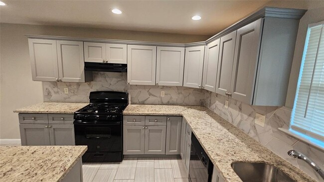 Building Photo - 5502 Chantilly Ln