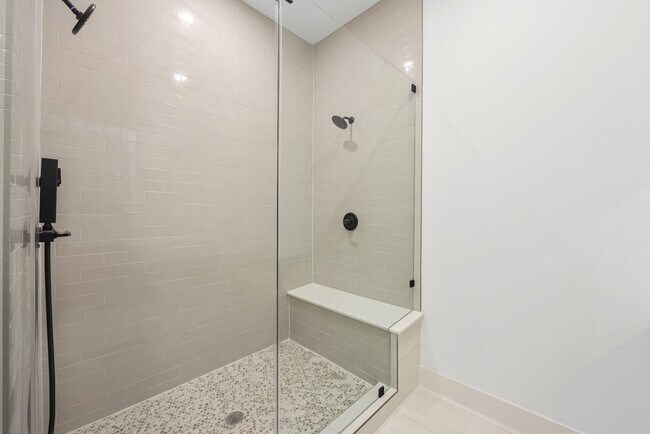 Building Photo - 2121 Hoskins Dr
