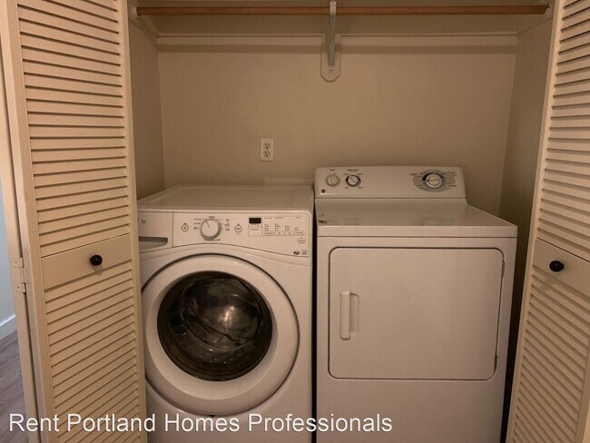 Building Photo - 3 br, 2.5 bath House - 642 NE Newstead Lane