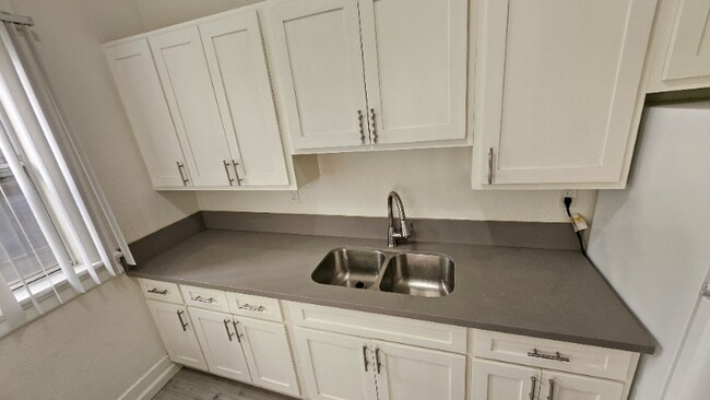 Building Photo - 743 S Burlington Ave