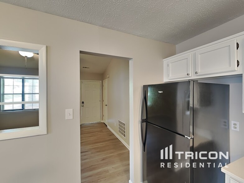 Building Photo - 6631 Flat Rock Dr