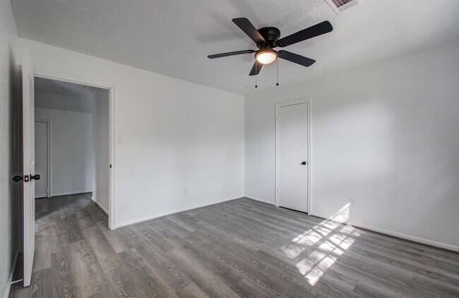 Building Photo - 808 Stone Mountain Dr