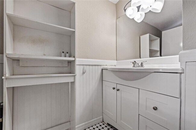 Building Photo - 1209 E Ida St