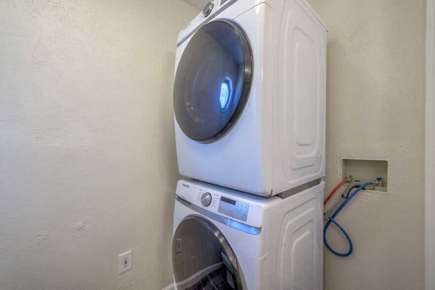 Building Photo - 709 N Woodland St