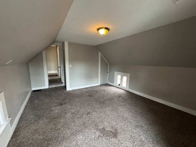 Building Photo - 5 bedroom 2 bath house in Moline