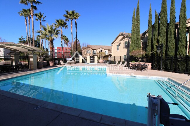 Building Photo - Newer 3bd/2.5ba North Natomas Condo with 2...