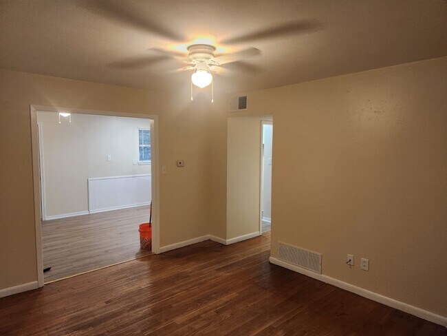 Building Photo - 615 S 1st St