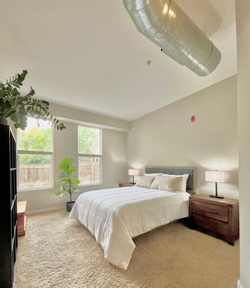 Very large primary bedroom, plenty of room for King bed and furniture - 2422 Tremont Pl