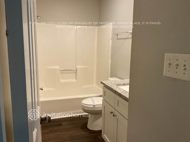 Building Photo - 635 Tryon Pl