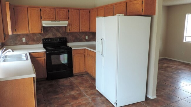 Building Photo - 3 bedroom 2 bath duplex