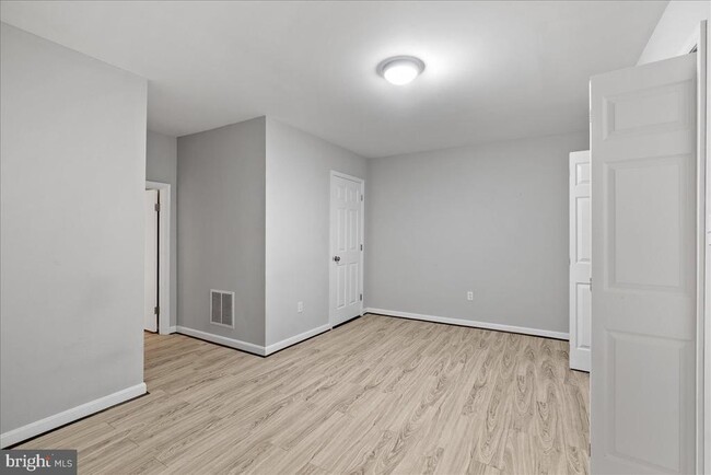 Building Photo - 2146 Golf Course Dr