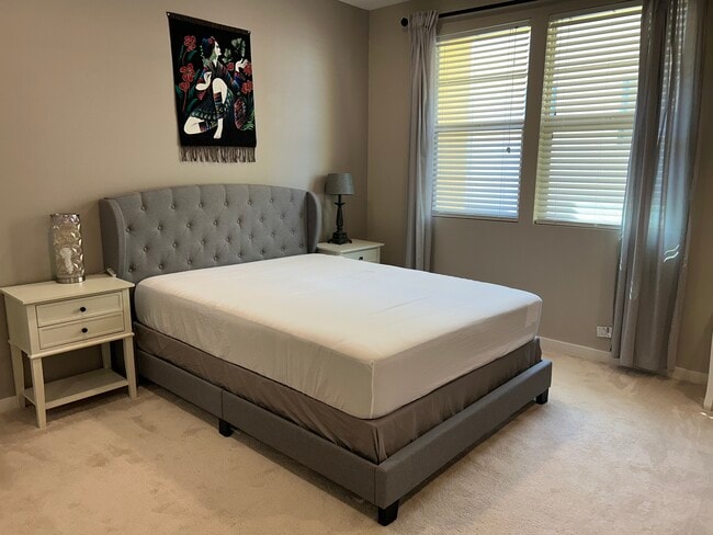 Building Photo - 212 Paramount