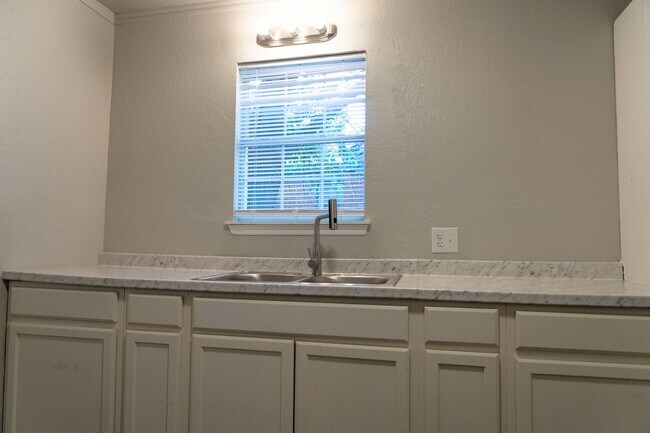 Building Photo - NEWLY RENOVATED 2 BEDROOM HOME!