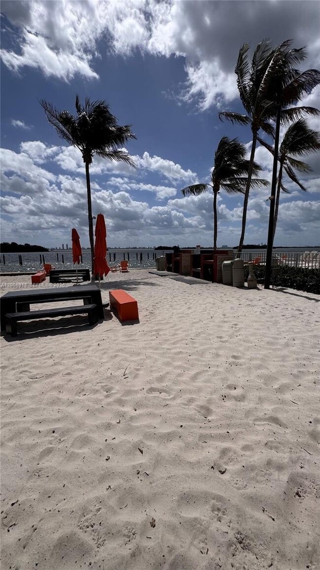 Building Photo - 650 NE 64th St