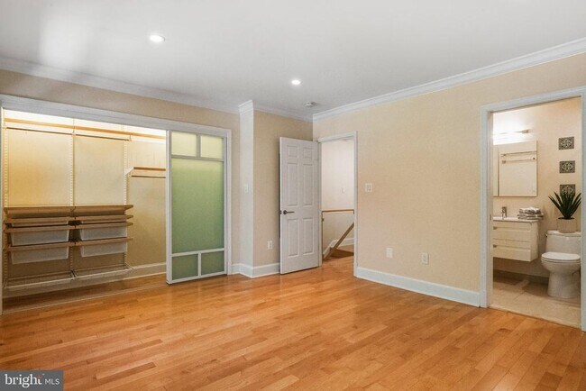 Building Photo - 3217 Sutton Pl NW