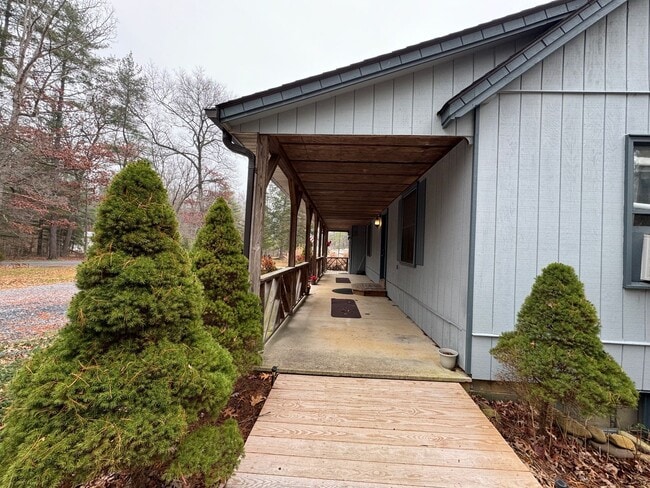 Building Photo - Rent free December ! Sign a lease in December and enjoy the rest of the month free!