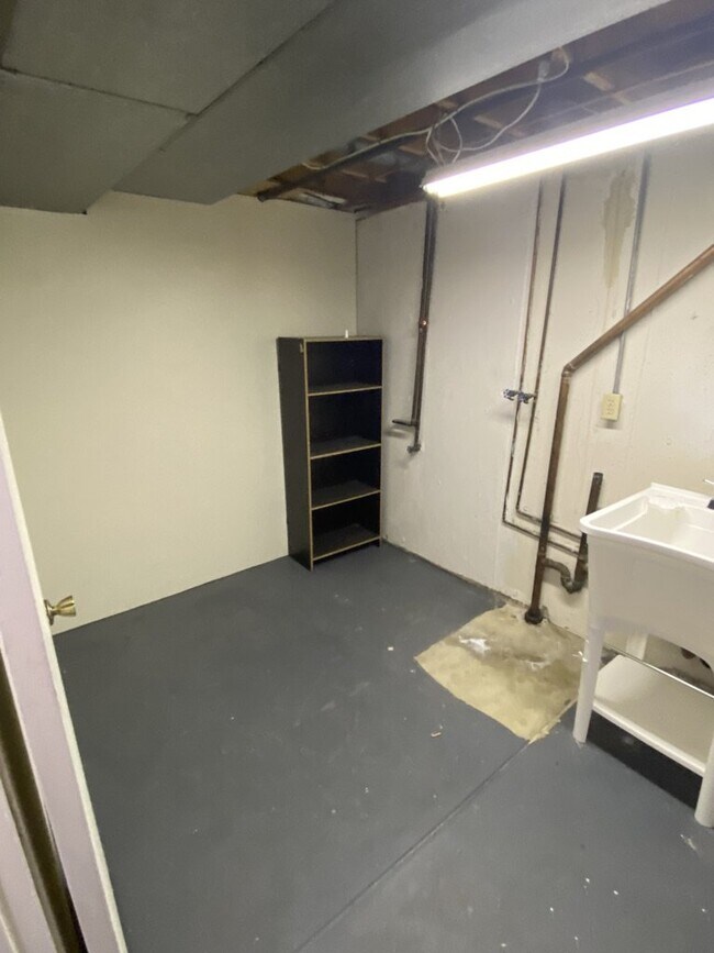 Building Photo - AVAILABLE IMMEDIATELY! Five bedroom house ...